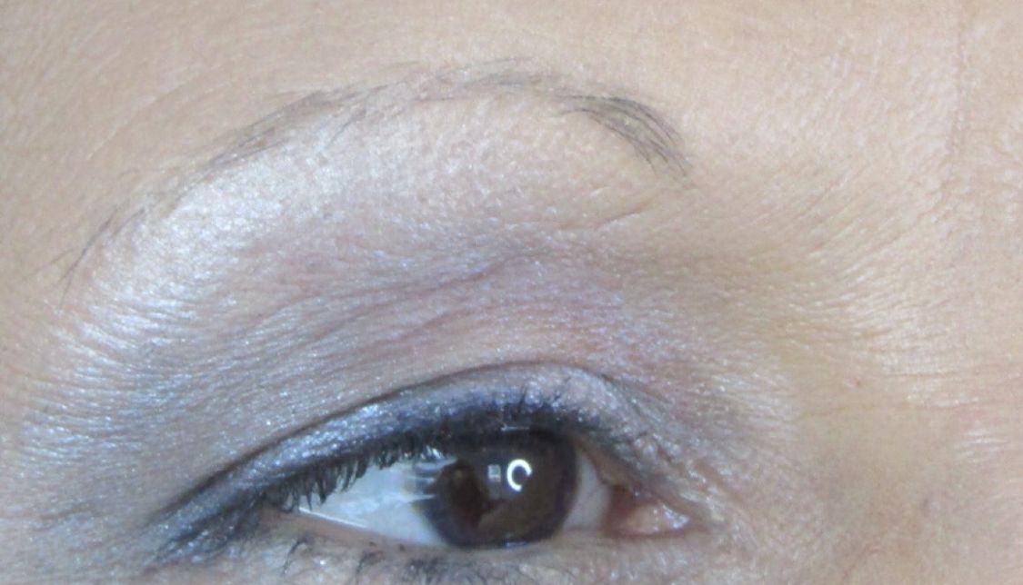 Le maquillage permanent des sourcils — avant