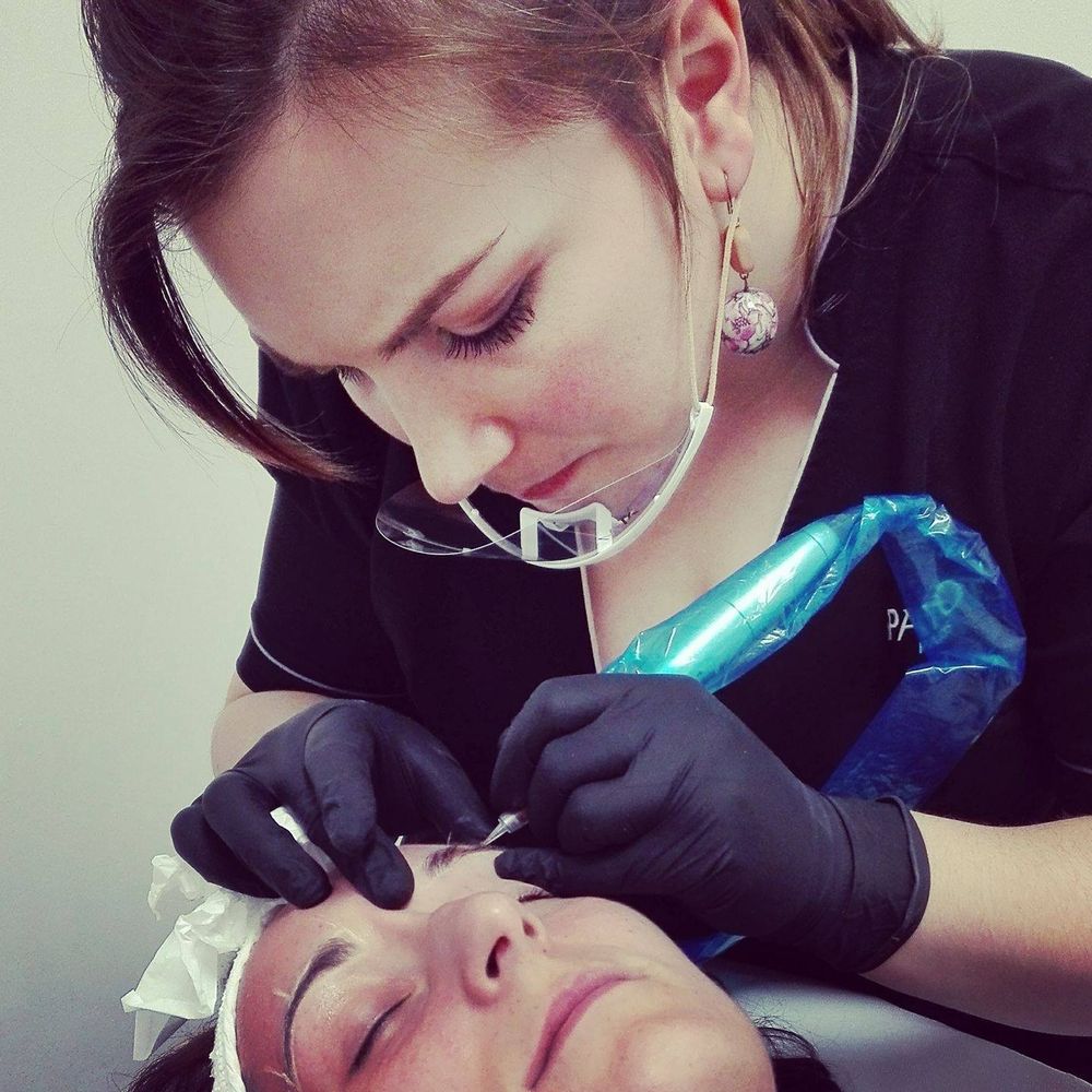 Claire Lemonnier réalisant un maquillage permanent des sourcils au dermographe