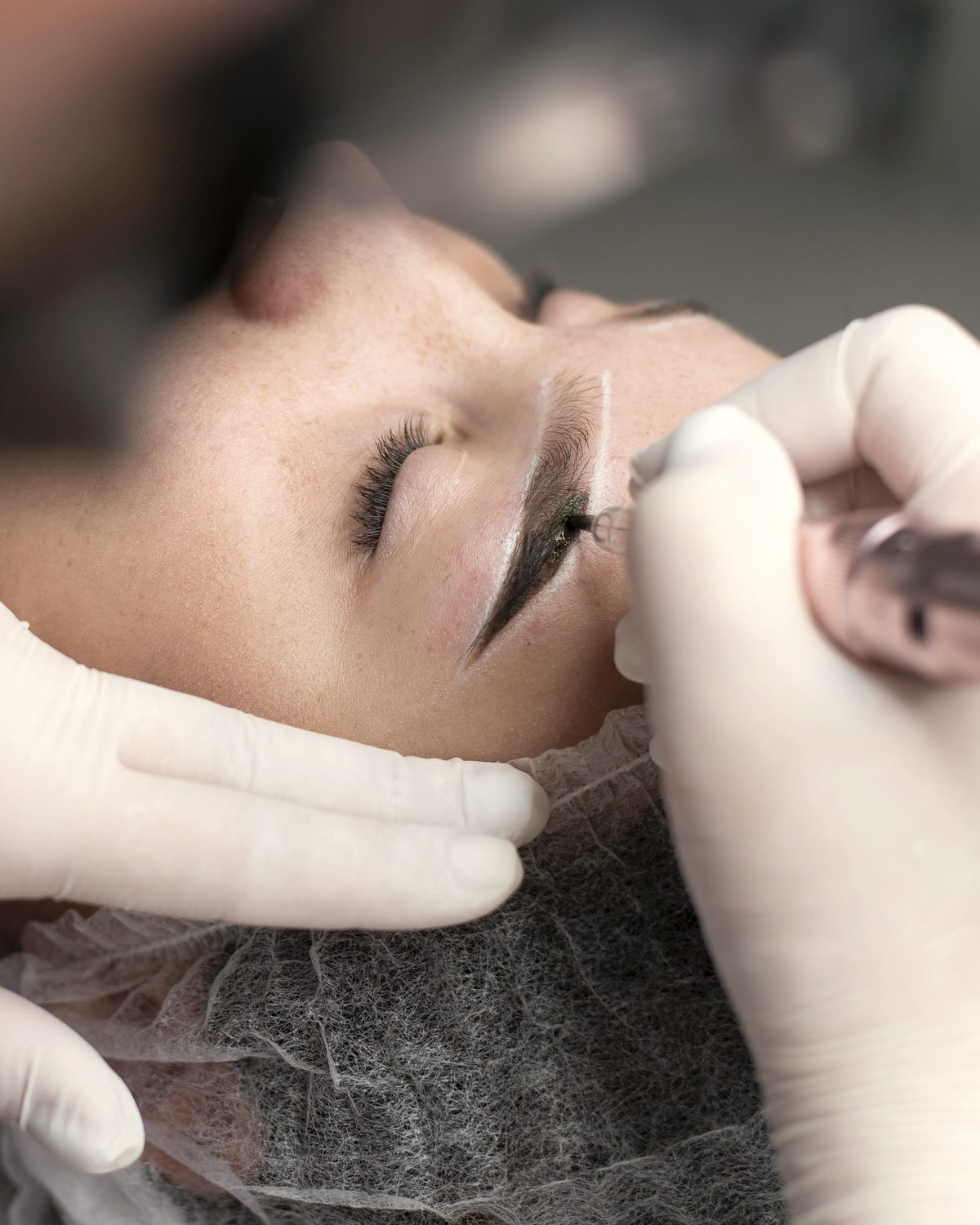Séance de maquillage permanent des sourcils au dermographe